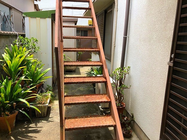 加古川市の錆びてもろくなった階段